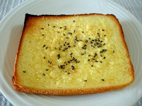 薄切りパンのマヨホットケーキと粉チーズのせトースト